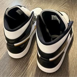 AIR JORDAN RETROS #1’s SIZE 9 1/2 (9.5) US